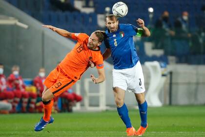 Luuk de Jong y Giorgio Chiellini disputan la pelota en la igualdad 1-1 entre Italia y Holanda