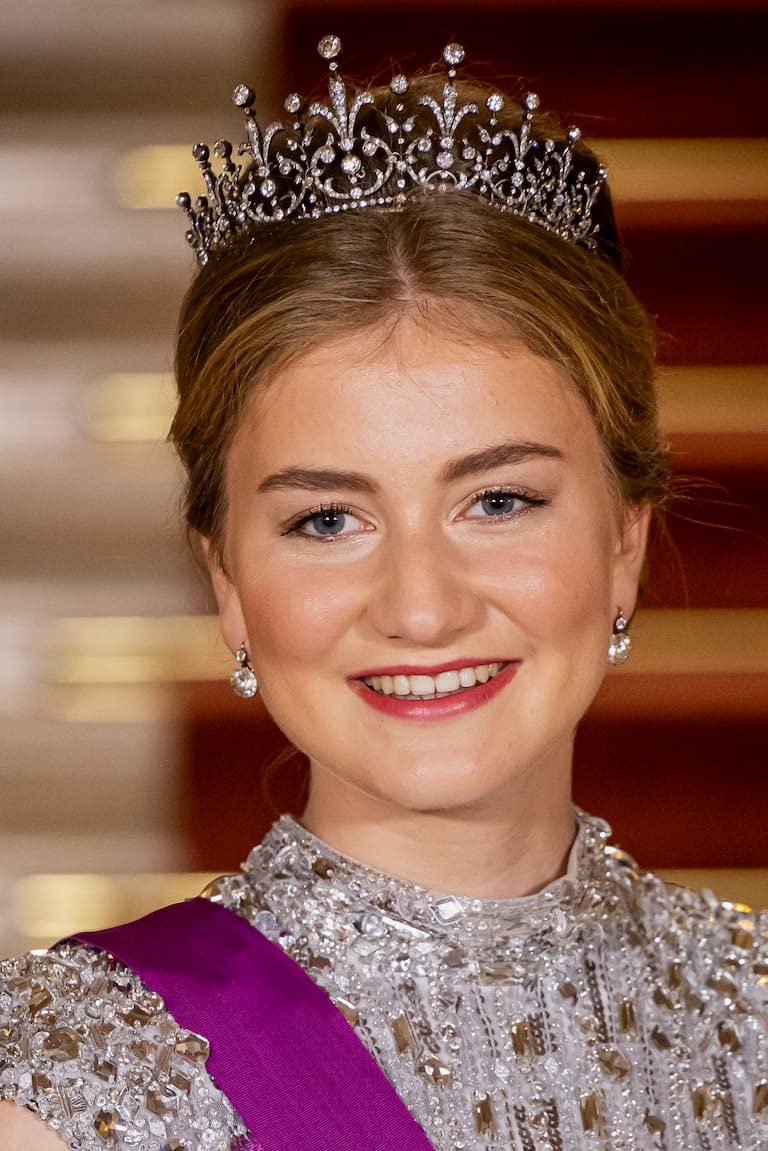 Dos princesas herederas: Elisabeth de Bélgica usó la tiara Vestey y Amalia de Países Bajos eligió el set de tiara, pendientes y broche Mellerio de rubíes