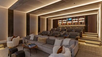 Entre sus amenidades, cuenta con una sala de cine