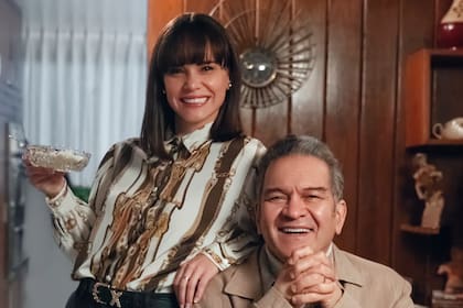 Luz Cipriota como Lucía Miranda junto a César Bordón, en la piel del representante de Luis Miguel, Hugo López