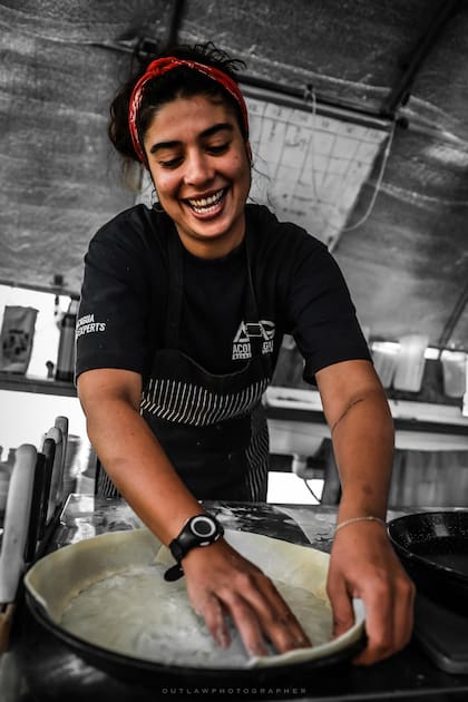 Luz, cocinando en el Aconcagua, en 2020. Foto: Leandro Ignacio