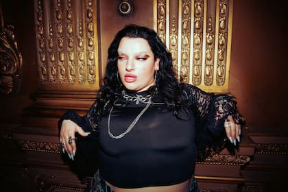 Luz Gaggi, en una de las imágenes del video del tema "Altar"
