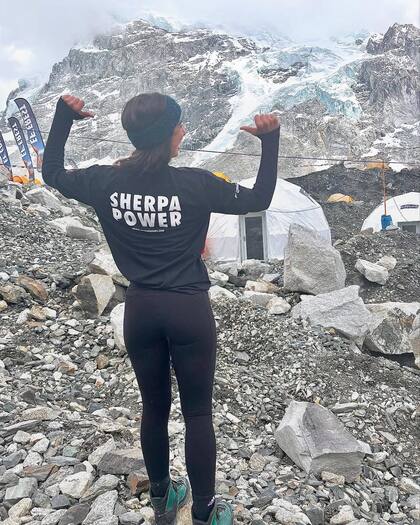 Luz Giménez en el campamento base con camiseta del "sherpa power"
