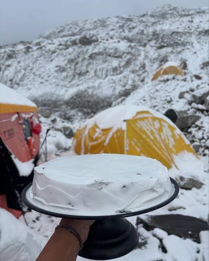 Luz Giménez en el campamento base, con una torta que preparó para agasajar a los montañistas que regresan luego de intentar hacer cumbre