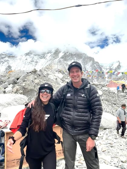 Luz Giménez junto a Lukas, antes del descenso.