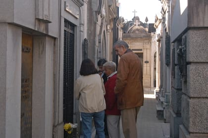 Luz María Gallup Lanús visita la tumba de su hija un años después del crimen. Crédito: Enrique Medina