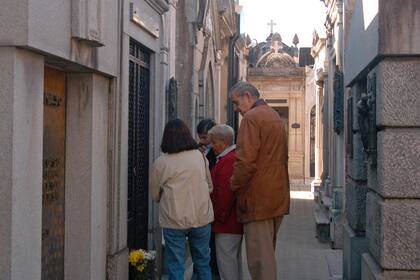 Luz María Gallup Lanús visita la tumba de su hija un años después del crimen