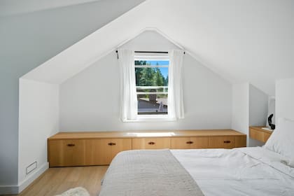 Luz natural y líneas puras: un rincón que combina simplicidad y calidez, donde la madera aporta carácter y la ventana enmarca la conexión con el exterior.