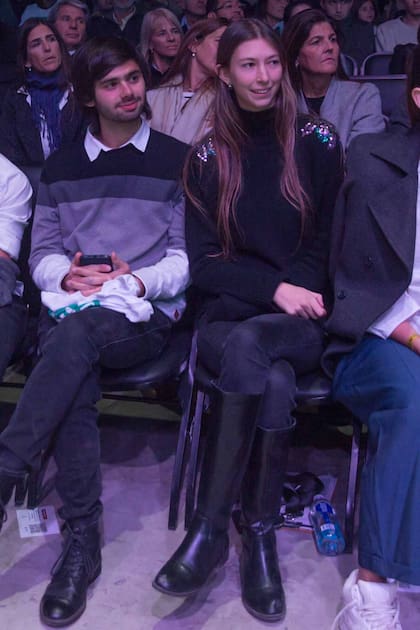 Luz, una de las hijas de Bullrich, en la platea del Movistar Arena junto a su novio. 