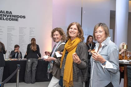 Luz y Clara Achával junto a Mónica Gancia de Erize