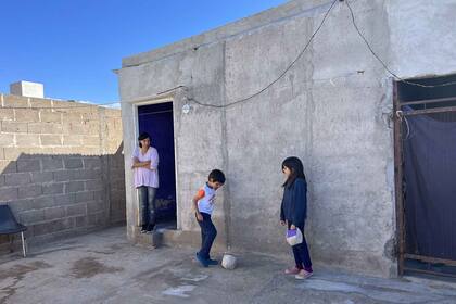 Luz y Gabriel juegan a un fútbol improvisado con unos cuadrados de gomaespuma