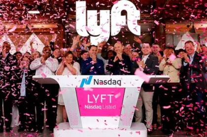 Lyft celebró cuando empezó a cotizar en bolsa, pero el precio de sus acciones ha caído más de 15%