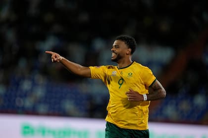 Lyle Foster, de Sudáfrica, celebra tras anotar un gol durante el juego de fútbol de la fase de grupos de la Copa Africana de Naciones entre Angola y Sudáfrica en Marrakech, Marruecos, el lunes 22 de diciembre de 2025. (AP Photo/Themba Hadebe)
