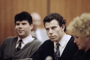 Lyle (izquierda) y Erik Menendez sentados con su abogada Leslie Abramson en el tribunal municipal de Beverly Hills durante una audiencia, el 26 de noviembre de 1990