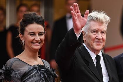 Lynch saluda junto a su cuarta y última esposa, Emily Stofle, en la presentación de la tercera temporada de Twin Peaks, en 2017