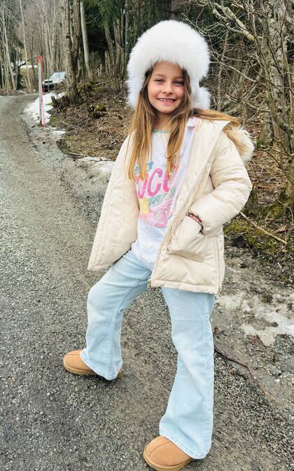 Lynda Rose
durante un paseo
por las calles de
Megève también
sumó a su look
un gorro de piel.