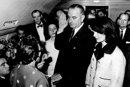 Lyndon B. Johnson juró como presidente en el avión presidencial el 22 de noviembre de 1963