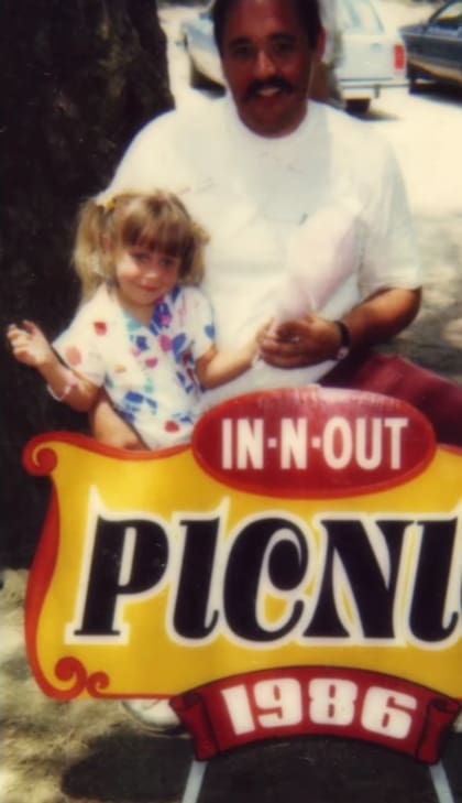 Lynsi Snyder en compañía de su tío, Rich Snyder, en un pícnic organizado por In-N-Out en 1986 (Instagram/@lynsi_snyder)