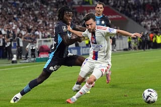 Lyon vence 1-0 a Marsella con 10 hombres en el último minuto en la liga francesa