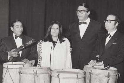 Mercedes Sosa junto a Jaime Torres, Ariel Ramírez y Felix Luna, referentes de la música popular argentina, a fines de los sesenta