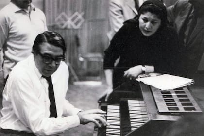 Mercedes Sosa junto a Ariel Ramírez, compositor de "Alfonsina y el mar"