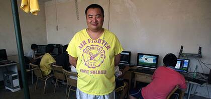 Ma-Liang en la sala de computadoras con Internet, y los jugadores que recolectan bienes y monedas virtuales, para luego son vendidas por dinero real en la Red