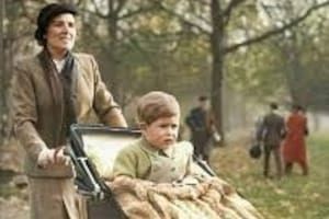 Quién es la mujer que crio a Carlos III, que se convirtió en amiga y confidente de Isabel II