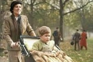 Quién es la mujer que crio a Carlos III, que se convirtió en amiga y confidente de Isabel II