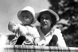 La niñera que crio a Carlos III y sus hermanos, que miraba novelas con la reina, cumplió 100 años