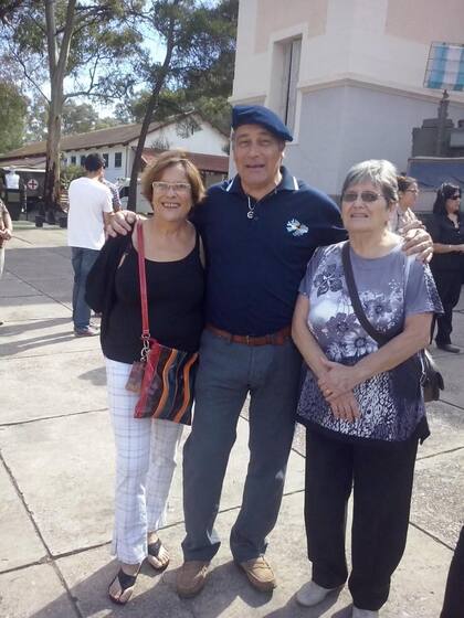 Mabel Bartoli (izq.) y Alicia Bartoli (der) junto a Marcelo durante una ceremonia de recordación de los veteranos de guerra. Ambas se enteraron por una entrevista radial el destino de Marcelo, cuando descubrieron su voz en la radio y les envió "cariños desde las Islas Malvinas". (Cortesía Mariana Morganti).