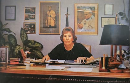 Mabel de Cusatis de Mazzini, fundadora del colegio, en su oficina