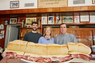El histórico comedor en un cruce de rutas que sirve un sándwich titánico y venerado por los habitués