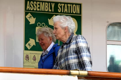 Mabel junto a Mary Morrison, dama de compañía de la reina, a bordo del barco que llevará a la Familia Real de vacaciones