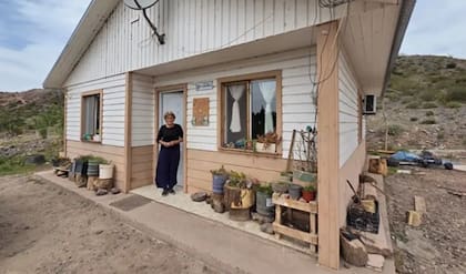 Mabel Panero en su nueva casa, donde vive con sus nietos.