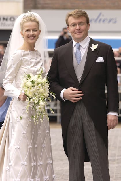 Mabel y Friso el día de su boda, en abril de 2004, en el Town Hall de Delft. Para poder casarse con su novia plebeya, el príncipe decidió renunciar a sus derechos dinásticos
