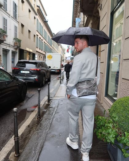 Mac Allister acompañó a su conjunto deportivo gris claro con un bandolera de Louis Vuitton plateada.