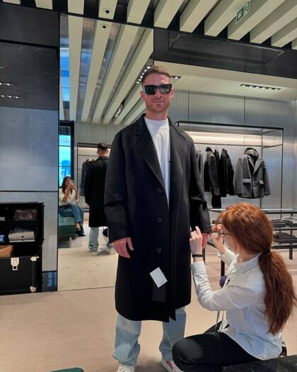 Mac Allister hizo un poco de shopping durante su estadía en Milán (Foto: Instagram @ailencova)