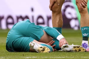 Mac Allister tendido, luego de la fuerte infracción que recibió ante Burnley