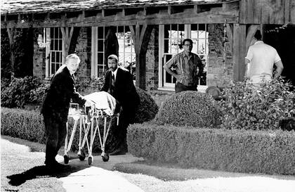 MACABRO. El cuerpo de Tate es retirado de la casa de Beverly Hills de Polanski. Otras cuatro personas fueron también asesinadas. Polanski estaba en Londres