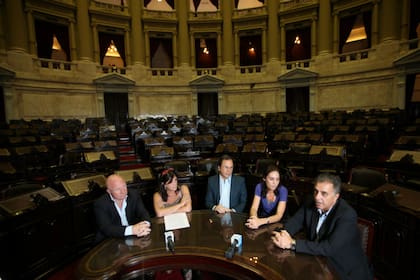 Mac Allister (Pro), García (FPV), Giustozzi (FR), Carrizo (UNEN) y Pitrola (FIT), en el debate organizado por LA NACION en el recinto de Diputados