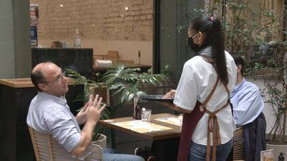 Macarena ahora trabaja como camarera