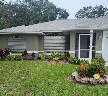 Macarena Giménez, una argentina residente de Sarasota, donde ayer arrazó el huracán Milton, mostró a LA NACION las medidas que tomaron para resguardarse, como poner chapas en las ventanas para que no se rompan.