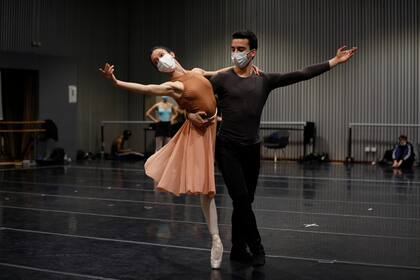 Macarena Giménez y Maximiliano Iglesias  ensayan un dúo de "Vendaval", el debut coreográfico del joven primer bailarín de la compañía