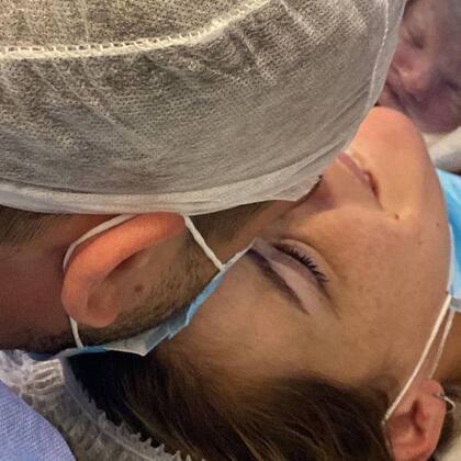 Macarena Paz y Rodrigo Pérez compartieron el mismo posteo para informar sobre el nacimiento de su hija Abrilm y contaron su delicada situación
