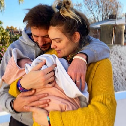 Macarena Paz y su pareja, Rodrigo Pérez, junto a su bebé