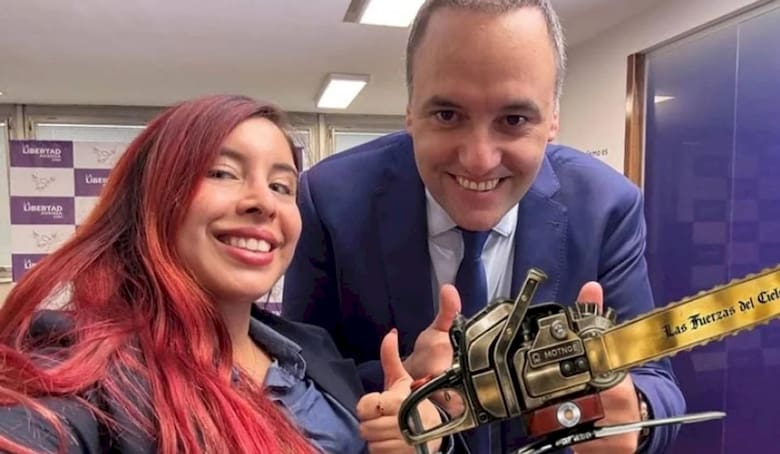 Macarena Rodríguez y Manuel Adorni; ella es subsecretaria de prensa e integró la comitiva al Vaticano