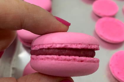 Macaron italiano con ganache de frambuesa.