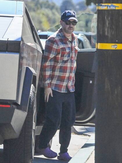 Macaulay Culkin fue visto saliendo de un elegante Tesla Cybertruck en Los Ángeles con un atuendo bien casual: camisa a cuadros, gorra, pantalones anchos y sandalias