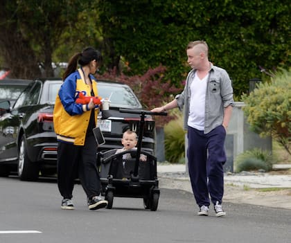 Macaulay Culkin junto a Brenda Song y el hijo que tienen en común, Dakota