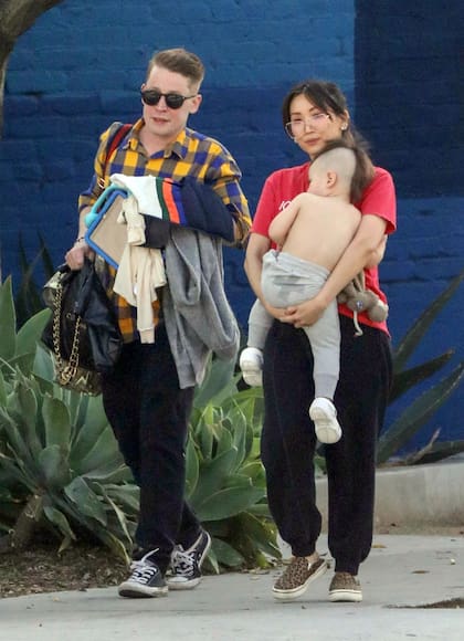 Macaulay Culkin junto a su hijo y su pareja, Brenda Song. Mientras que el actor cargaba kilos de ropa y la cartera de su mujer, ella llevaba al pequeño en brazos, que estrenó un jugado corte de pelo